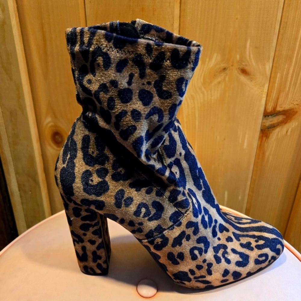 Steve Madden stretch booties with zipper. Size 7.5. Leopard fabric.